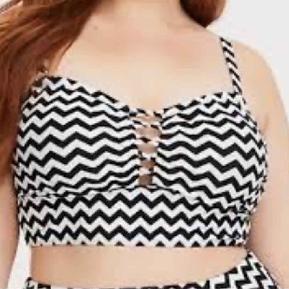 NWOT Torrid Torrid Chevron Black/White Bikini Swim Top